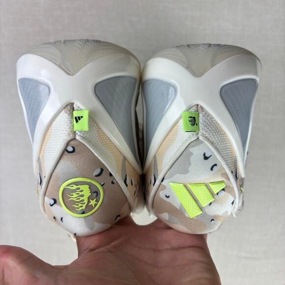 Athletic_Shoes